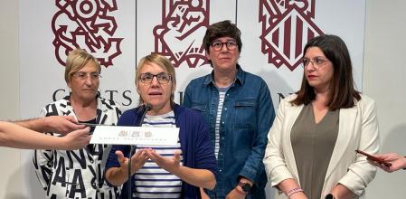 Las tres portavoces de los grupos que sustentan al Botànic junto a la negociadora de EU, Estefanía Blanes.