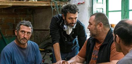 Sorogoyen en un momento del rodaje junto a Luis Zahera, Denis Menochet y Diego Anido