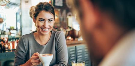 Una pareja en una cafetería