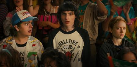 Sadie Sink (a la derecha), a la altura del conflicto dramático que le regalan los hermanos Duffer.