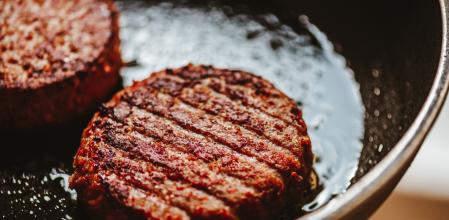 Hamburguesa vegana a la parrilla