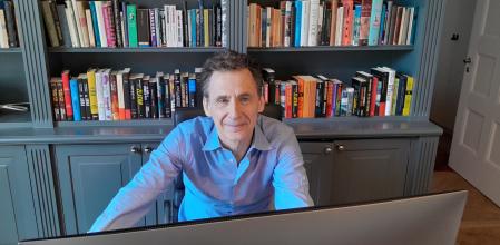 David Lagercrantz, en su mesa de trabajo, durante la entrevista con este diario en su domicilio de Estocolmo