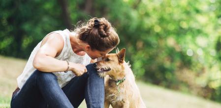 Un perro y su dueña disfrutan de su complicidad