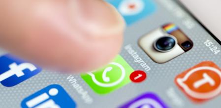 Usuario de WhatsApp abriendo la aplicación