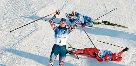 Norway's Therese Johaug (C) celebrates her victory after crossing the finish line of the women's skiathlon 2x7,5km event during the Beijing 2022 Winter Olympic Games on February 5, 2022, at the Zhangjiakou National Cross-Country Skiing Centre. (Photo by Odd ANDERSEN / AFP)