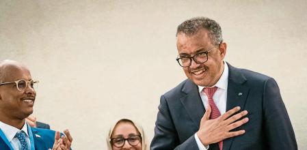 GRAF9735. GINEBRA, 24/05/2022.- La asamblea anual de la Organización Mundial de la Salud (OMS) analiza en Ginebra el impacto de la guerra de Ucrania en el sector sanitario, mientras que el director general, Tedros Adhanom Ghebreyesus (i), será reelegido para un nuevo mandato de cinco años.- EFE/OMS/Laurent Cipriani/SÓLO USO EDITORIAL / SÓLO DISPONIBLE PARA ILUSTRAR LA NOTICIA QUE ACOMPAÑA (CRÉDITO OBLIGATORIO)