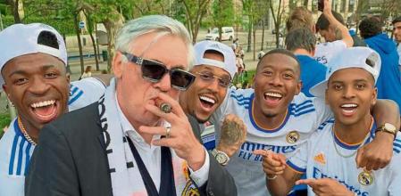 Carlo Ancelotti se fuma un puro delante de Vinícius, Militão,David Alaba y Rodrygo Goes en la celebración del 35 título de La Liga.