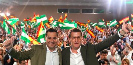 El presidente del PP, Alberto Núñez Feijóo, junto al presidente andaluz, Juanma Moreno, en el primer mitin de precampaña, en Sevilla
