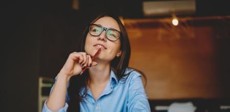 Una mujer joven dedica tiempo al autoconomiento