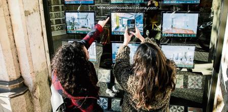 foto XAVIER CERVERA 05/01/2019 dos amigas mira ofertas de alquiler y/o venta de pisos, viviendas, de una immobiliaria en el eixample, barcelona