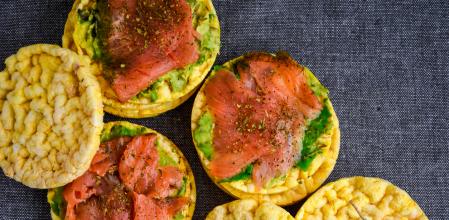 Tortitas de maíz con salmón y aguacate