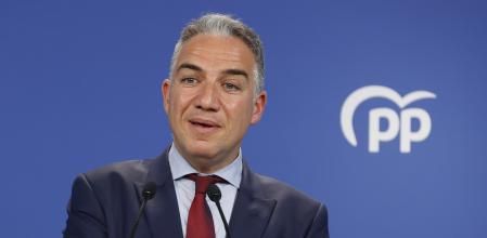 El coordinador general del PP, Elías Bendodo, durante la rueda de prensa ofrecida hoy en la sede del PP