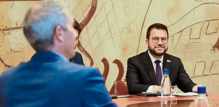 GRAFCAT8207. BARCELONA, 30/05/2022.- El presidente de la Generalitat, Pere Aragonés, y el conseller de Educación, Josep González Cambray (i), durante la reunión extraordinaria de Govern en la que se aprobará un decreto ley para dar respuesta a la sentencia del 25% de castellano en las escuelas, mientras el Parlament sigue pendiente del dictamen del Consejo de Garantías Estatutarias sobre la ley de lenguas en la enseñanza acordada por PSC, ERC, JxCat y los comunes. EFE/Quique García