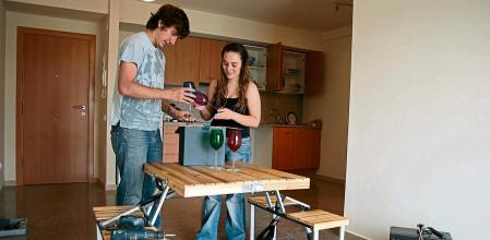 FOTO:MANÉ ESPINOSA.RUSSELL NAVARRO Y VANESSA ODÓN EN SU PISO DE PROTECCION PARA JOVENES EN PLÇA ALFONS COMIN piso de alquiler para jóvenes una promoción de la plaza alfonso comín publicada 09/10/2008