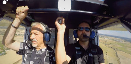 Patricia Santamarina ayuda a Carlos Sobera con su pánico a las turbulencias