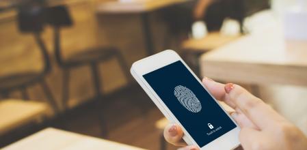Una mujer hace uso del sensor de la huella del móvil