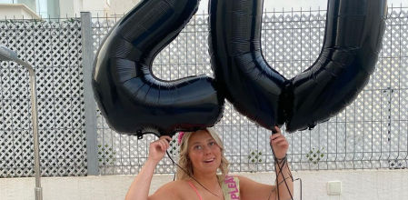 Organiza una fiesta de cumpleaños falsa para reunir a todos sus ligues de Tinder en el mismo local