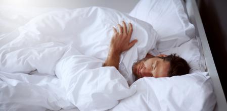 Hombre durmiendo en su cama