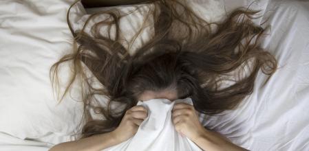 Una mujer se tapa la cara tras una pesadilla