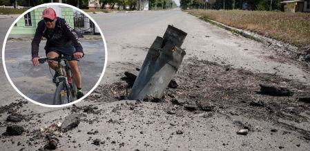 Un proyectil sin explotar en una carretera de Severodonetsk, la ciudad de la que huyó en bicicleta el ucraniano Arif Bagirov&nbsp;