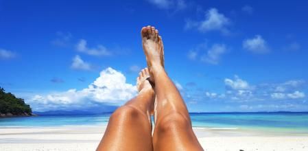 Piernas bronceadas de una mujer