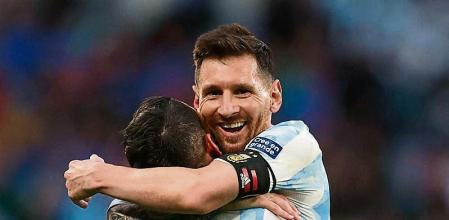 Soccer Football - Finalissima - Italy v Argentina - Wembley Stadium, London, Britain - June 1, 2022 Argentina's Angel Di Maria celebrates scoring their second goal with Lionel Messi REUTERS/David Klein