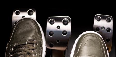 Pedales de un coche de cambio manual