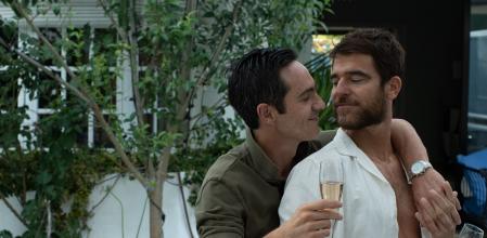 Alfonso interpreta a Álex, cuya pareja (Mauricio Ochmann) esconde algún secreto. Se estrena el de junio.