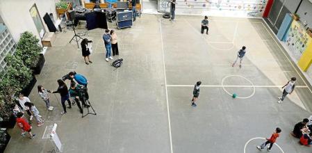 foto XAVIER CERVERA 27/04/2022 escuela Concepcio (eixample) con la presencia d Ada Colau, y cuatro alumnos d primaria, q participaron en el proceso del nuevo proyecto Se expande el plan para hacer los patios de los colegios de Barcelona más verdes y con juegos diversos PROYECTO EDUCATIVO Un total de 17 nuevos centros públicos de la ciudad se suman al programa municipal para que las zonas de recreo sean más comunitarias