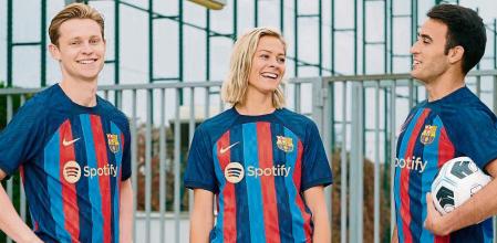Frenkie de Jong, Rolfo y Eric Garcia presentan la camiseta del Barcelona 22-23
