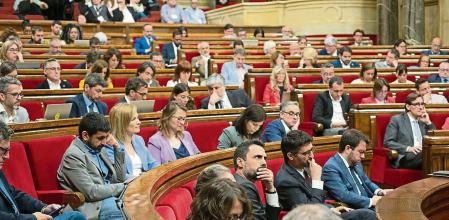 (4I-D) El conseller de Empresa y Trabajo de la Generalitat, Roger Torrent; el vicepresidente del Govern y conseller de Territorio y Políticas Digitales, Jordi Puigneró; y el president de la Generalitat, Pere Aragonès; durante una sesión plenaria, en el Parlament de Cataluña, a 25 de mayo de 2022, en Barcelona, Cataluña (España). El pleno del Parlament gira en torno al debate a la totalidad de la proposición de ley sobre el uso y el aprendizaje de las lenguas oficiales en la enseñanza no universitaria. Una propuesta registrada por PSC, ERC, Junts y comuns tras meses de negociaciones sobre cómo afrontar la sentencia que obliga a impartir un 25% de las clases en castellano. Asimismo, el Govern hace frente a las preguntas de la oposición sobre el primer año de gobierno, el sistema universitario o la creación de una farmacéutica pública. 25 MAYO 2022;CATALUNYA;PARLAMENTO;PARLAMENTO CATALÁN; David Zorrakino / Europa Press 25/05/2022