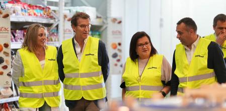 El presidente del PP, Alberto Núñez Feijóo, visitó la cooperativa Covirán, en Atarfe (Granada), en su segundo día de campaña