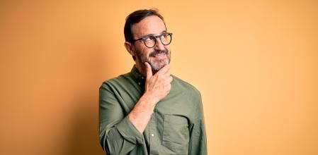 Un hombre deja volar la imaginación