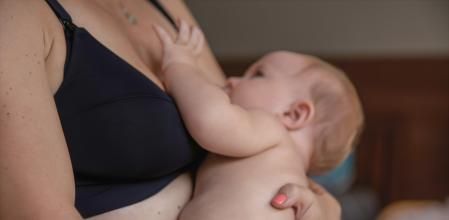 Bebé tomando el pecho