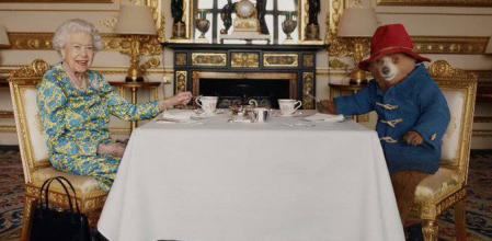 La Reina Isabel II junto al oso Paddington, en una captura del Sketch