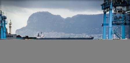 foto XAVIER CERVERA 04/07/2017 barcos de carga, contenedores, gruas (estibadores), des del puerto de algeciras (provincia de cadiz, andalucia) con la bahia de algeciras, y al fondo : penon de gibraltar (uk)