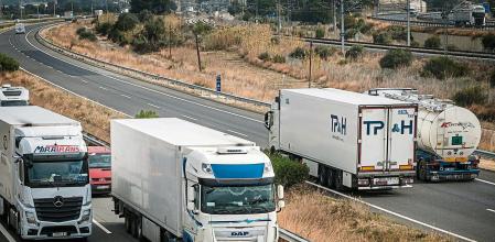 Circulación de camiones en la AP-7 en la demarcación de Tarragona, en una imagen de archivo&nbsp;