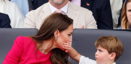 LONDON, UNITED KINGDOM - JUNE 05: (EMBARGOED FOR PUBLICATION IN UK NEWSPAPERS UNTIL 24 HOURS AFTER CREATE DATE AND TIME) Prince Louis of Cambridge covers his mother Catherine, Duchess of Cambridge's mouth with his hand as they attend the Platinum Pageant on The Mall on June 5, 2022 in London, England. The Platinum Jubilee of Elizabeth II is being celebrated from June 2 to June 5, 2022, in the UK and Commonwealth to mark the 70th anniversary of the accession of Queen Elizabeth II on 6 February 1952. (Photo by Max Mumby/Indigo/Getty Images)