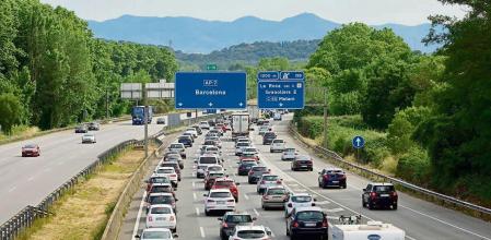 FOTO ALEX GARCIA OPERACION RETORNO. CARAVANA DE VEHICULOS EN LA AP 7 DIRECCION BARCELONA A LA ALTURA DE LA ROCA DEL VALLES 2022/06/06