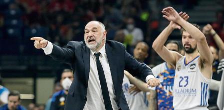 Belgrade (Serbia), 15/04/2020.- Real Madrid's head coach Pablo Laso (L) reacts during the Euroleague Basketball final match between Real Madrid and Anadolu Efes Istanbul in Belgrade, Serbia, 21 May 2022. (Baloncesto, Euroliga, Belgrado, Estanbul) EFE/EPA/ANDREJ CUKIC