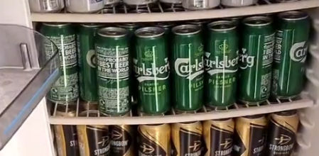 Las cervezas colocadas en la nevera de la mujer