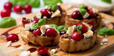 Tostas con queso de cabra y cerezas