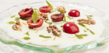 Cerezas con sopa de coco y canela
