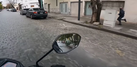 El momento en el que el 'youtuber' acecha al ladrón