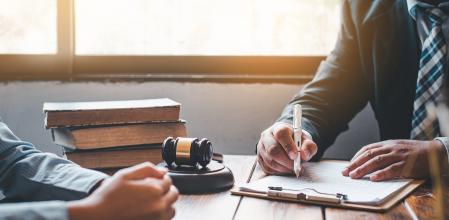 Abogado firmando documentos