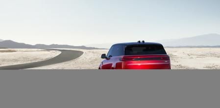 Diversos elementos característicos de su carrocería confieren a este modelo una imponente presencia en carretera que destila potencia y rendimiento&nbsp;