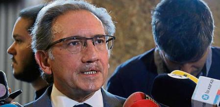 El conseller d'Economia i Hisenda, Jaume Giró, en una atenció als mitjans al Parlament