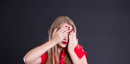 La indefensión aprendida se da cuando se tiene un sentimiento de falta de control sobre las circunstancias