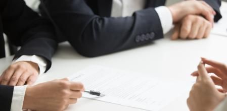 Abogados frente documentos