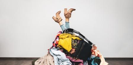 Mujer enterrada en ropa